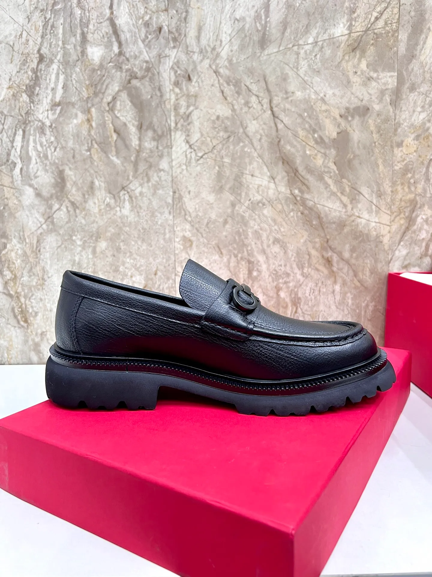 Original quality P780 Brand: Ferragamo Standard code: Men's code 39.40.41.42.43.44 Grade: Same style as the official website High-quality men's shoes Material: Customized first-layer calfskin with water-dyed cowhide lining Cowhide tiptoe Original non-slip and wear-resistant rubber outsole Style category: Men's formal business leather shoes are young and fashionable European and American trends British style Casual matching Comfortable feet Color: actual picture